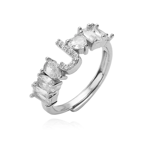 Dettaglio anello regolabile argento con lettera J in pavé e pietre di zircone miste