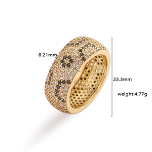 Makro-Detail des goldenen Leoparden-Rings mit schwarz-weißen Steinen und Maßen