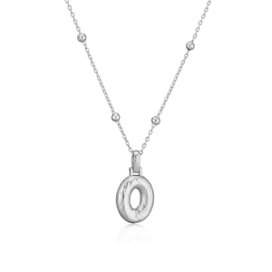 Détail du pendentif lettre O texturé et collier à chaîne perlée argenté pour femme