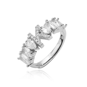 Dettaglio anello argento con lettera K e zirconi con taglio a cuore e a goccia