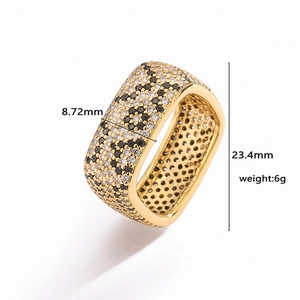 Makro-Detail des Goldrings mit Leopardenmuster, Strasssteinen und genauen Maßangaben