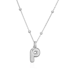 Détail macro du pendentif lettre P en argent brossé avec chaîne à billes fines
