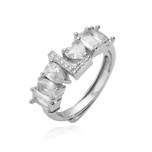 Vista dettagliata dell'anello LOVE regolabile con zirconi a cuore e a goccia