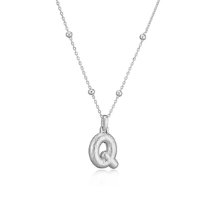 Détail du pendentif lettre Q argentée texturée sur une fine chaîne à billes