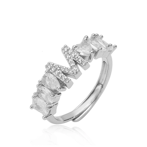 Dettaglio dell'anello MOM con zirconi a forma di cuore e finitura in argento lucido