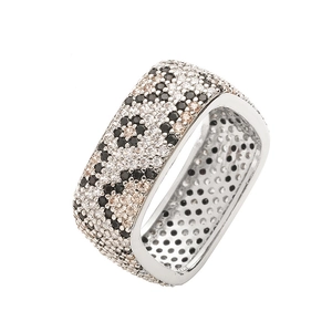 Makroansicht des quadratischen Rings mit Leopardenmuster und Kristallen in Silber