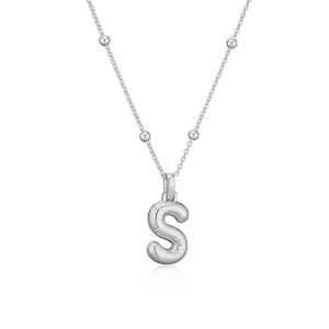 Détail macro du pendentif lettre S ballon argenté sur une chaîne à billes