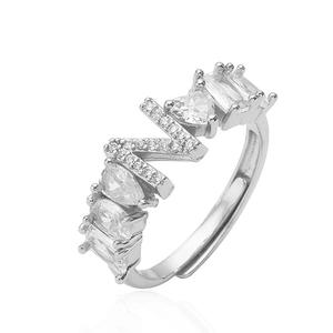 Dettaglio di un anello regolabile in argento con zirconi a forma di cuore e pera