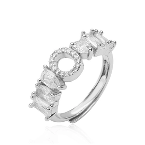 Dettaglio macro dell'anello regolabile in argento con zirconi a goccia e ovali