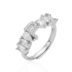 Dettaglio dell'anello con lettere DEAR e zirconi a forma di cuore e pera, finitura argento