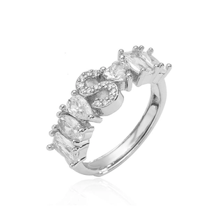 Dettaglio anello argento con lettera S e pietre di zircone a forma di cuore e goccia