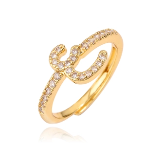 Gedetailleerde close-up van een gouden verstelbare ring met een sprankelende zirkoon letter J