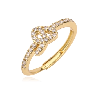 Detail van verstelbare gouden strikring met glinsterende zirkonia in micro-pave