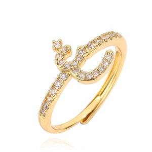 Detail van verstelbare gouden ring met Arabische kalligrafie en schitterende zirkoon