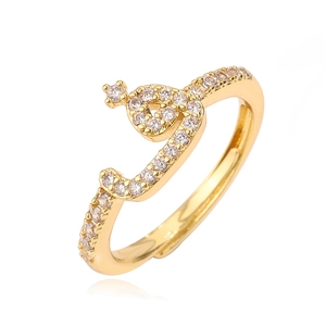 Detail van een verstelbare gouden ring met sprankelende zirkonia in gebogen design