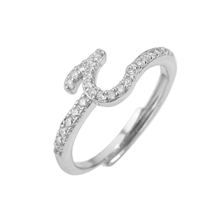 Macro-opname van zilveren golfring met zirkonia en details van de verstelbare ringband