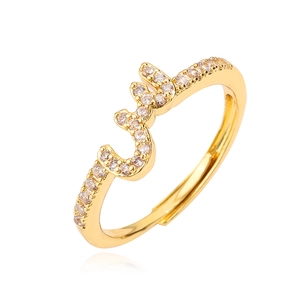 Macro-opname van een verstelbare gouden ring met cijfer 3 en sprankelende zirkonia's