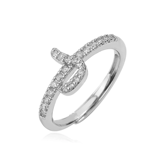 Detailopname van de zilveren ring met pavé-gezette zirkonia en een geknoopt ontwerp