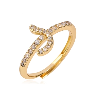 Detail van een verstelbare gouden ring met een strikontwerp gezet met heldere zirkonia's