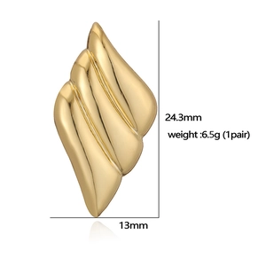 Dettaglio orecchini a ventaglio in oro 18K con dimensioni 24,3 mm altezza e 13 mm larghezza