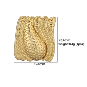Dettaglio orecchini a pieghe in oro 18K con misure 22,4mm x 19,8mm e peso di 8,4 grammi
