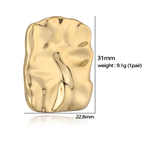 Vista dettagliata di orecchini in oro 18K con dimensioni e finitura martellata lucida