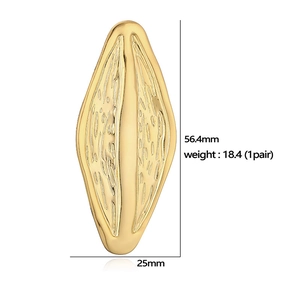 Dettaglio di orecchini in oro 18 carati con texture plissettata e dimensioni