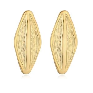 Dettaglio macro di orecchini in oro 18K con superficie plissettata e design geometrico