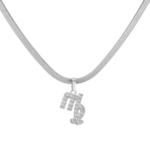 Macro-opname van de zilveren Maagd-hanger met zirkonia op een slangenketting sieraad