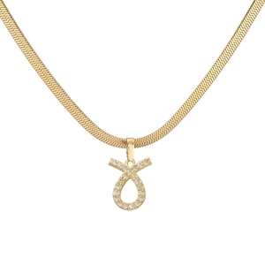 Detail van 18k gouden platte slangketting met een zirkonia ingelegde Stier sterrenbeeld hanger