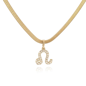 Detail van een gouden slangenketting met Leeuw sterrenbeeld hanger en ingelegde zirkoon