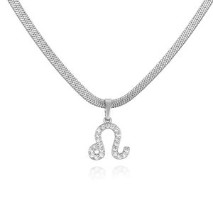 Zilveren platte slangenketting met fonkelende Leeuw sterrenbeeld hanger op witte basis
