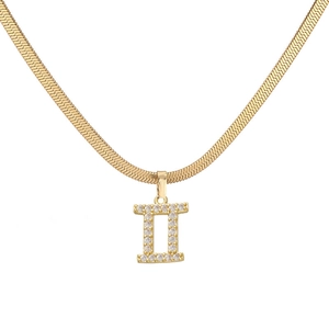 Detail van Tweelingen-hanger met witte kristallen op gouden platte slangenbot-ketting