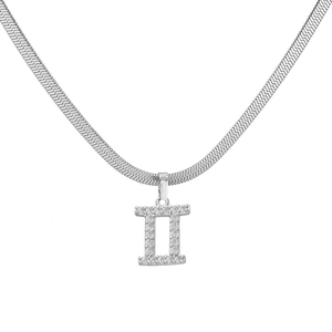Macro-opname van zilveren Tweelingen-hanger met kristallen op een platte slangenketting