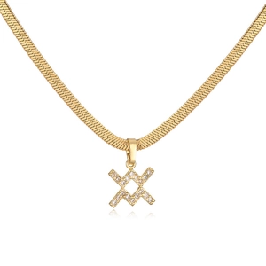 Gedetailleerde macro-opname van de gouden slangenketting met fonkelende kristallen hanger