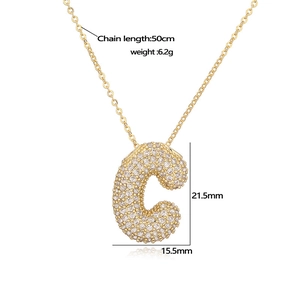 Collana con ciondolo a lettera C dorata con zirconi cubici su catena a croce