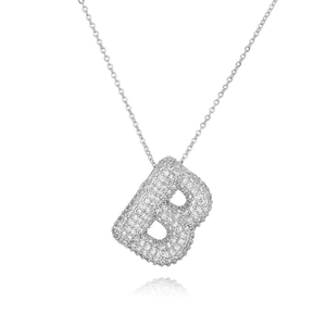 Dettaglio del ciondolo lettera B in argento con micro-pave di pietre di zircone bianco
