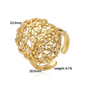 Goldener hohler Blumenring mit Zirkon-Akzenten und verstellbarem offenem Design