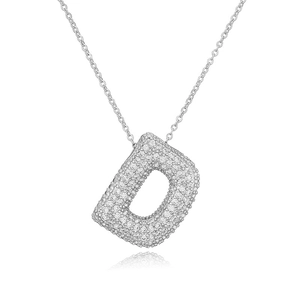 Macro di una collana con ciondolo lettera D in argento con zirconi scintillanti