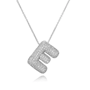 Dettaglio macro del ciondolo lettera E in argento con zirconi su catena a maglie