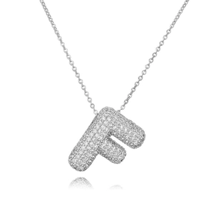 Dettaglio macro del ciondolo a lettera F in argento con zirconi e catena a O