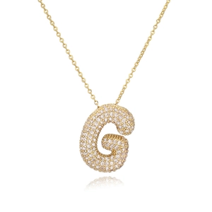 Dettaglio del pendente lettera G con zirconi micro-pavé su una catena dorata
