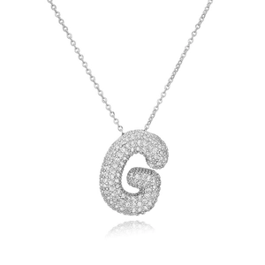 Dettaglio del ciondolo lettera G in argento con zirconi e catena a maglie sottili