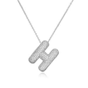 Dettaglio del ciondolo a lettera H a bolla in argento con zirconi micro-pave e catena a maglia
