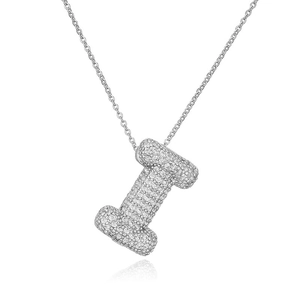 Dettaglio del ciondolo a lettera I in argento con zirconi e catena a maglie fini
