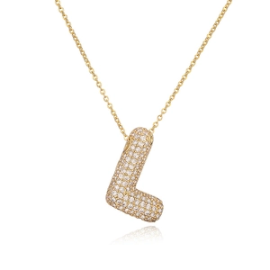 Vista macro del pendente a lettera L placcato oro con cristalli di zirconia cubica micro-pave