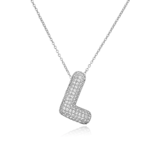 Dettaglio del ciondolo lettera L argento con zirconi micro-pave su catena sottile