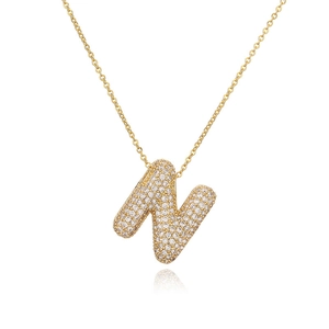 Dettaglio del ciondolo a lettera N dorata con micro-pavé di zirconi cubici scintillanti