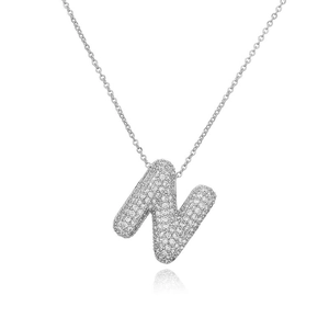 Dettaglio del ciondolo a lettera N color argento con pavé di zirconi luccicanti