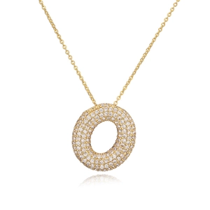 Dettaglio macro del ciondolo ad anello dorato con pavé di zirconi cubici brillanti